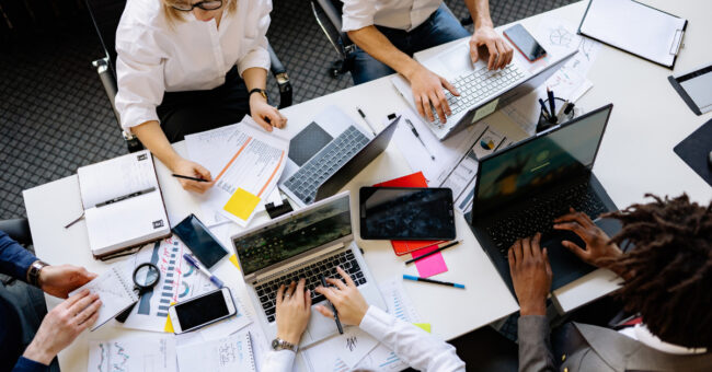 colleghi in ufficio che usano software gestionale aziendale